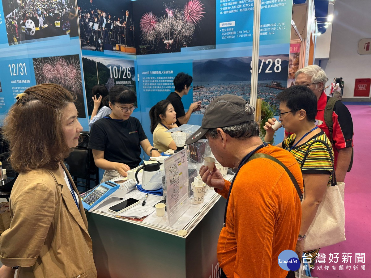 遊客品嚐咖啡，蠻荒咖啡祭出旅展免運優惠，便利下單無負擔。（日管處提供）