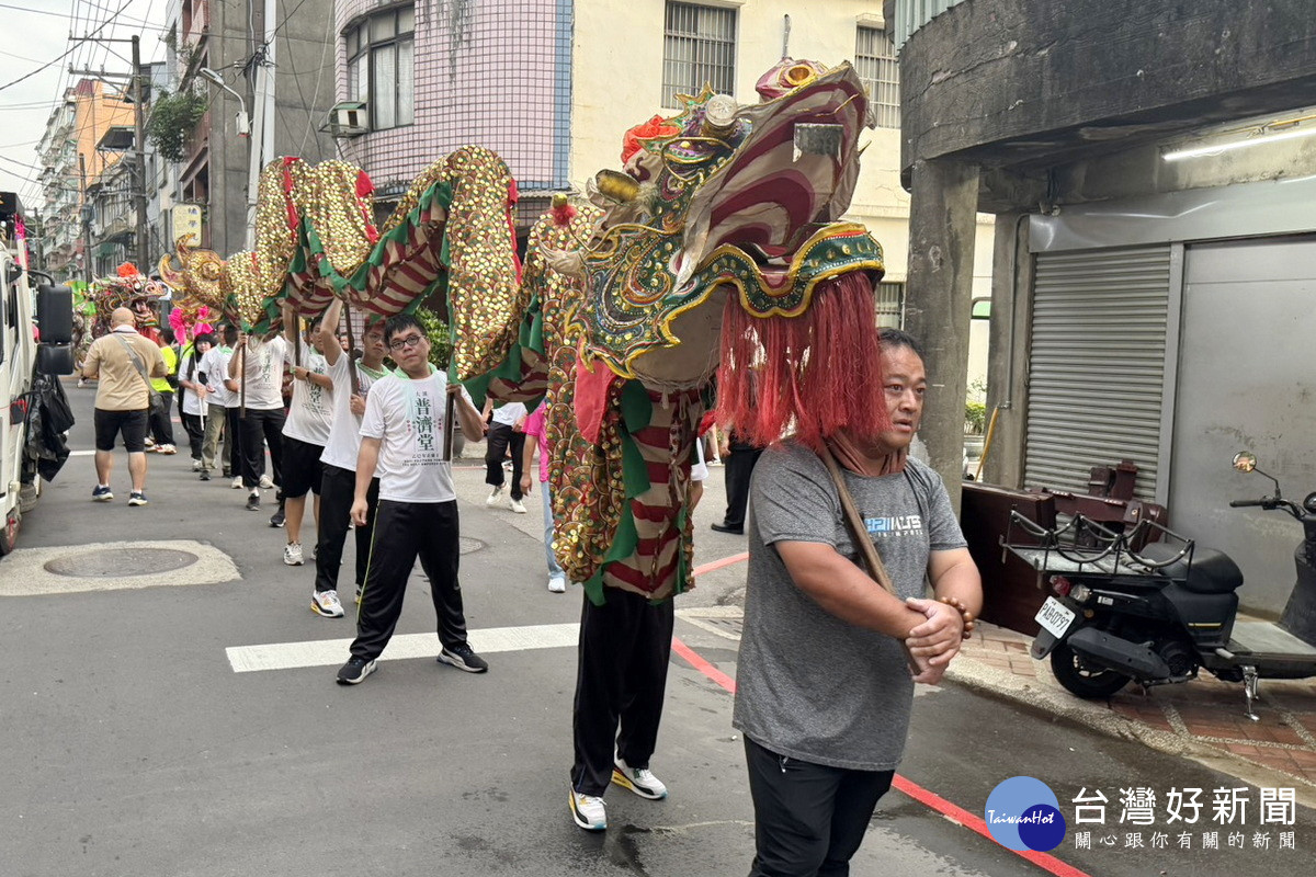 桃園市推動安靜祭典示範，普濟堂共義團夜訪落實噪音自主檢核。