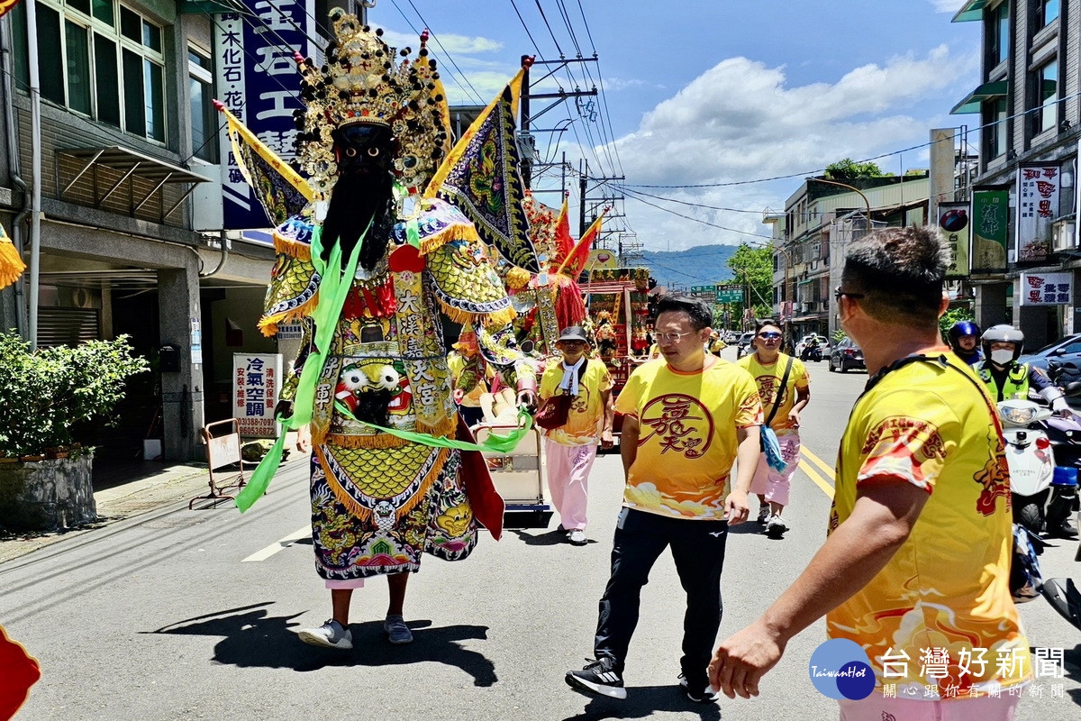 桃園市副市長蘇俊賓扛起千順將軍神將一起參加遶境祈福活動。<br />
