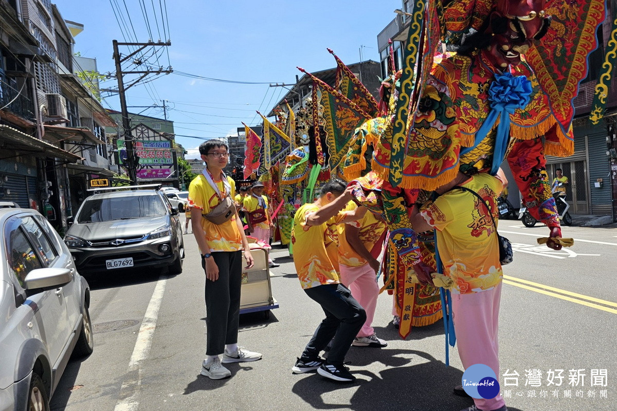 桃園市副市長蘇俊賓扛起千順將軍神將一起參加遶境祈福活動。<br />

