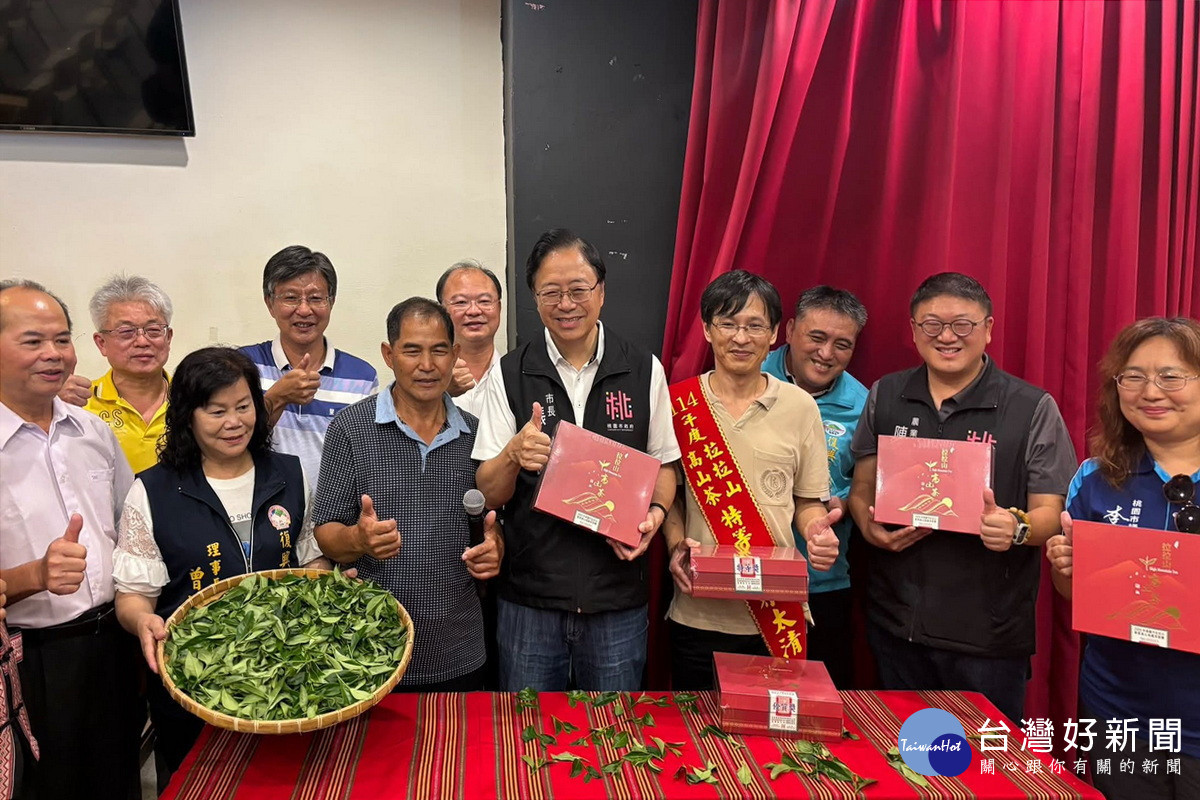 桃園市長張善政與「桃園市拉拉山春季高山烏龍茶評鑑比賽」特等獎得主蔡清太合影。