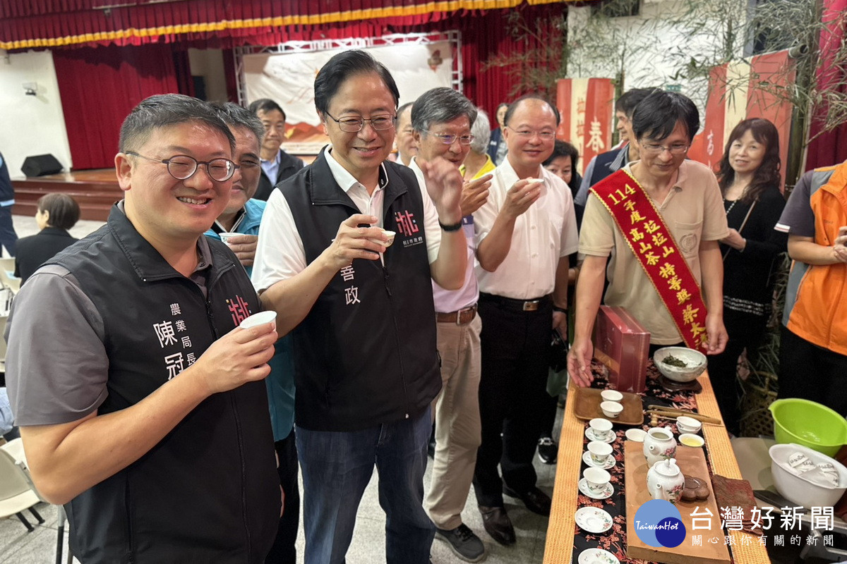 桃園市長張善政品嚐桃園市拉拉山春季高山烏龍茶。<br />

