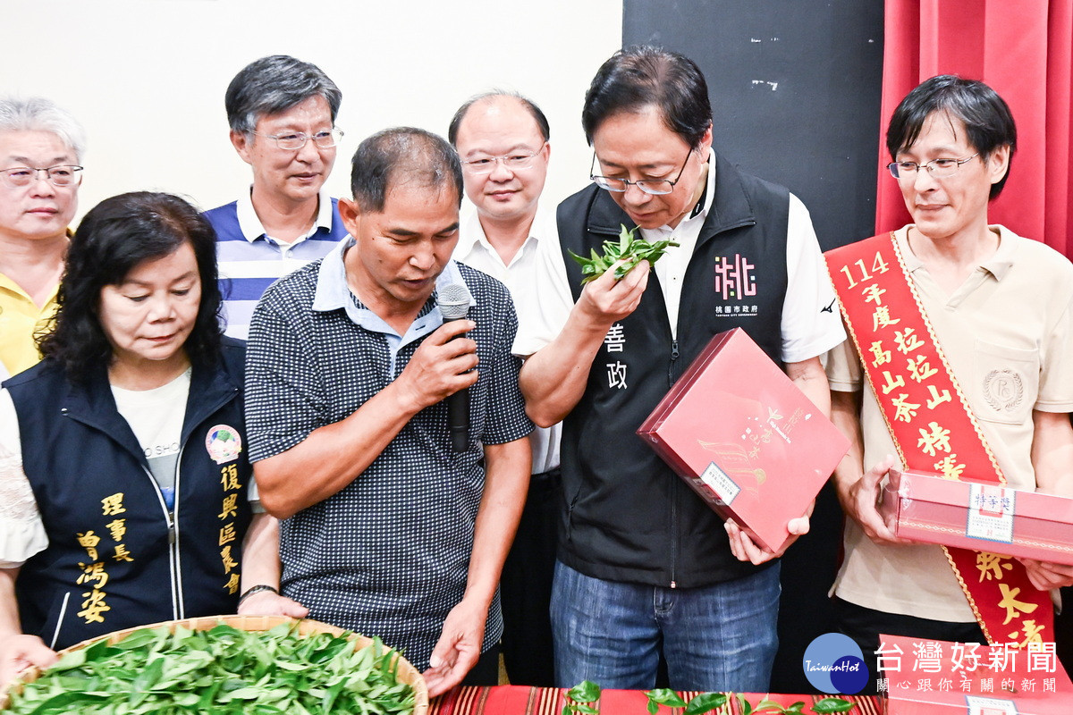桃園市長張善政出席「桃園市拉拉山春季高山烏龍茶評鑑比賽」頒獎典禮。<br />
