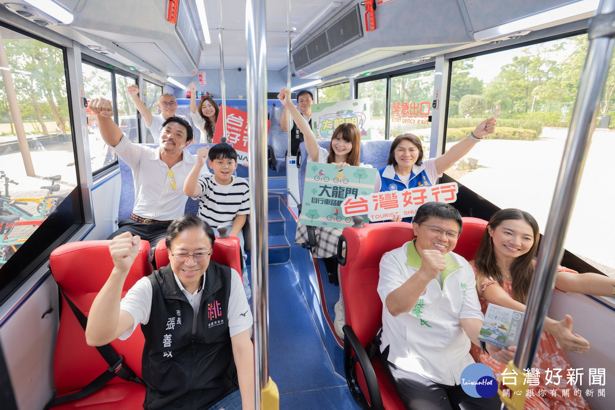 桃園市長張善政搭乘台灣好行「503大龍門線」。