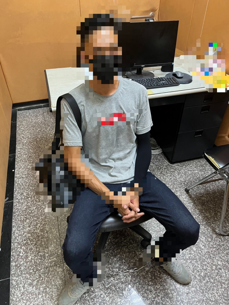 當場逮捕28歲林姓車手，查扣50萬元、工作手機等相關證物。圖／縣警局提供