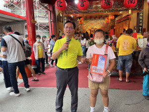 彰化南瑤宮管理人市長林世賢頒發媽祖信徒子女獎學金。圖／彰化市公所提供