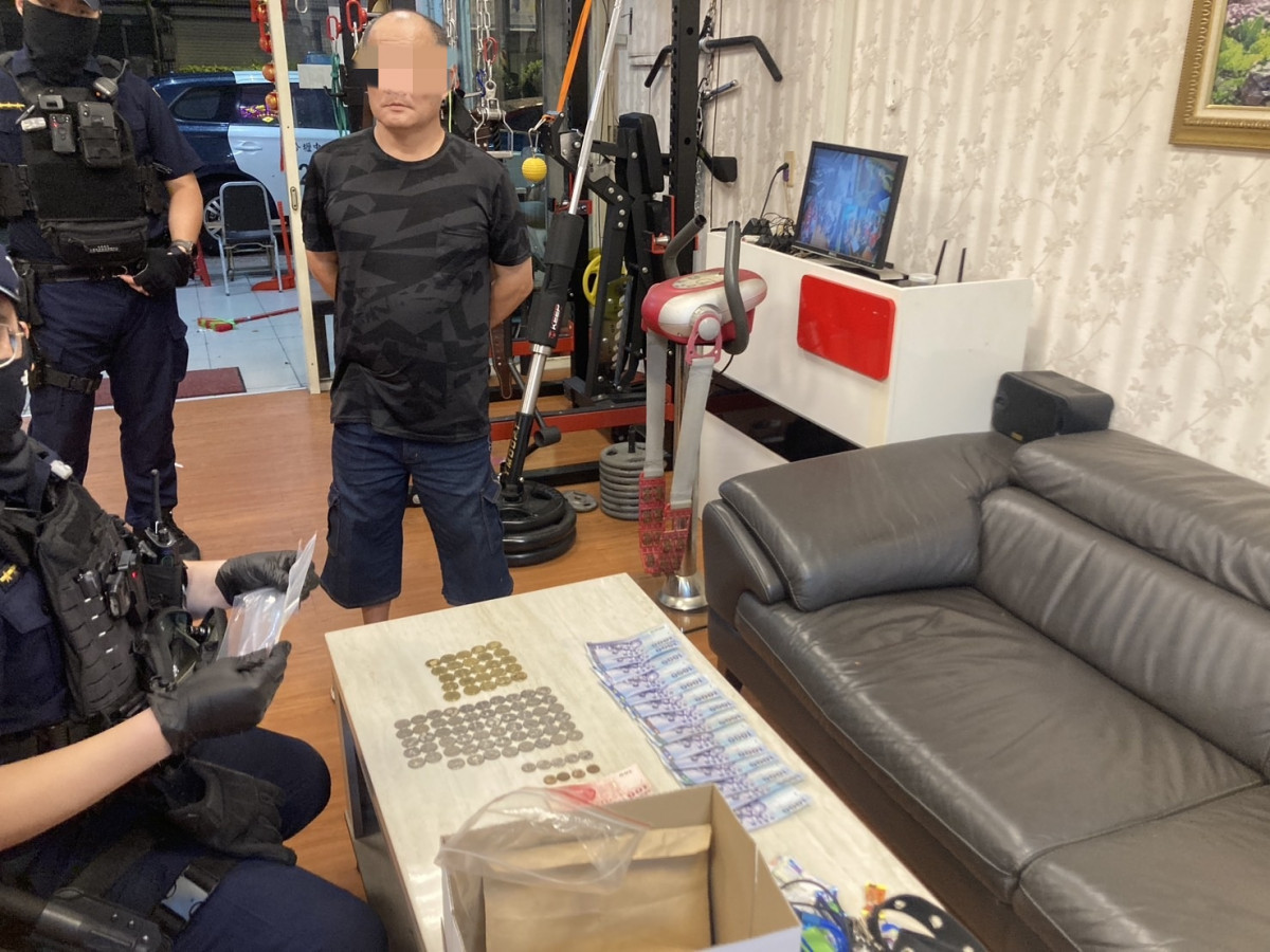 中壢警方連續出擊強勢靖黃 ，掃蕩環西路非法按摩店 。 　