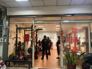 中壢警方連續出擊強勢靖黃 ，掃蕩環西路非法按摩店 。 　