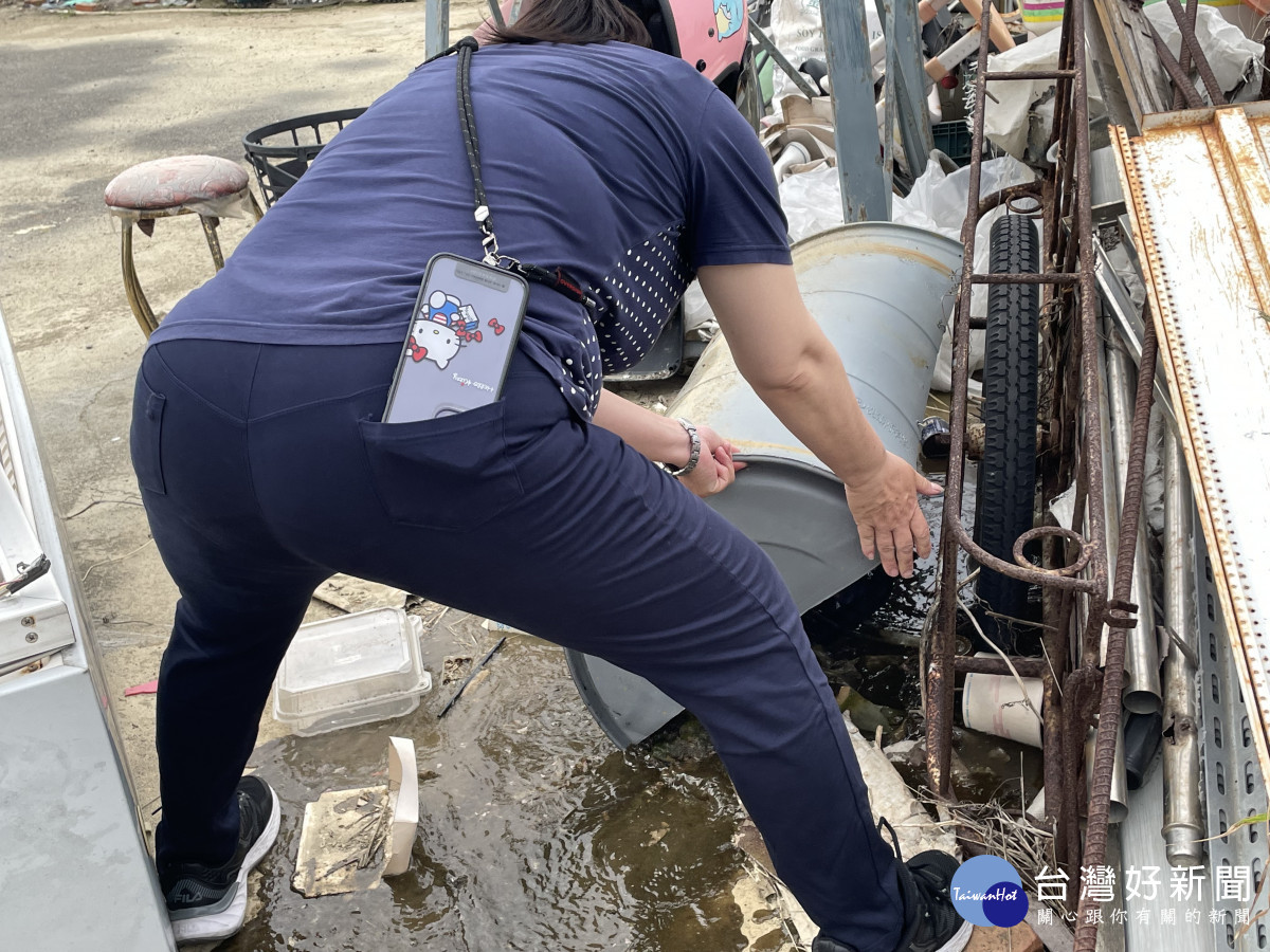 颱風後防止登革熱疫情，落實「巡、倒、清、刷」清除積水容器。圖／彰縣府提供