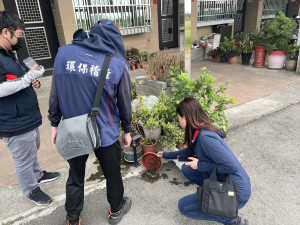颱風後防止登革熱疫情，落實「巡、倒、清、刷」清除積水容器。圖／彰縣府提供