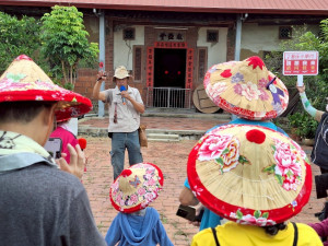 民眾參訪林家敦五堂，導覽老師生動講解客庄歷史與祠堂文化。