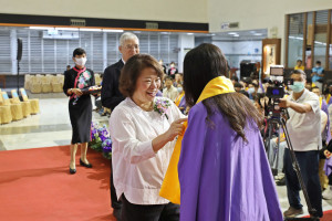 嘉義市114年成年禮活動，市長黃敏惠親自為青年披巾／嘉義市府提供