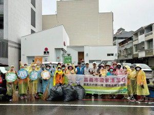 嘉義市育英里里長林峯輝帶領里民與志工齊心協力清掃街道／嘉義市府提供