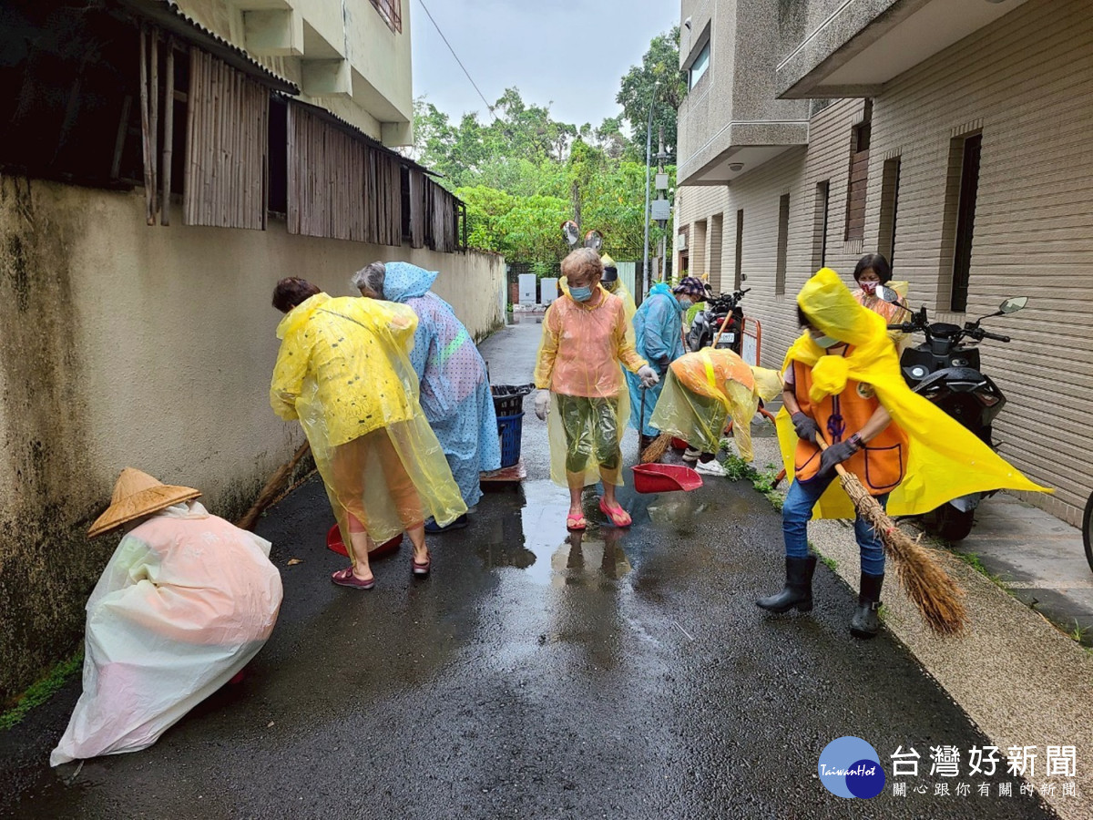 嘉義市育英里里長林峯輝帶領里民與志工齊心協力清掃街道／嘉義市府提供