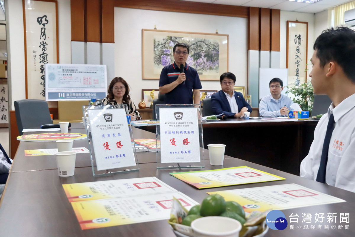 傅校長任內投高全國技藝競賽拿下13座金手獎。（記者扶小萍攝）