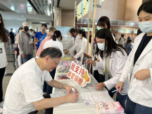 健康宣導全方位！新竹臺大分院「里鄰健康日」設置多元衛教攤位。