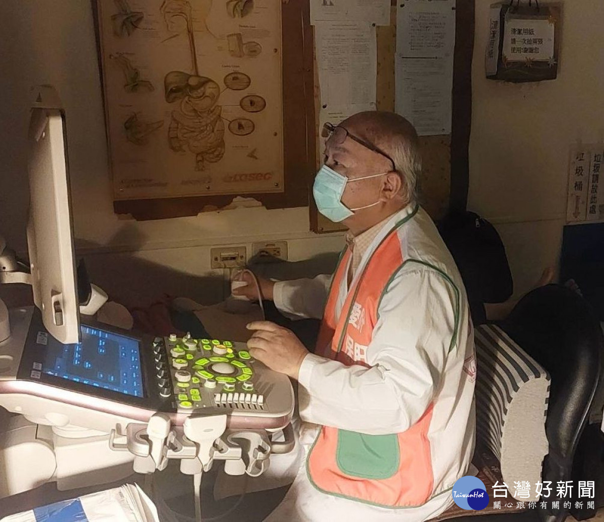 牟聯瑞副總裁親自為民眾檢查。