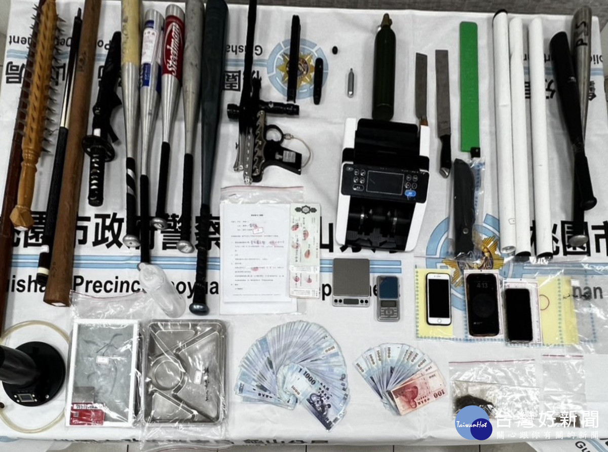 警方起獲大麻種子、依托咪酯菸油、K他命、被害人本票與借據、護照、鎮暴槍、武士刀、木棍等相關證物。