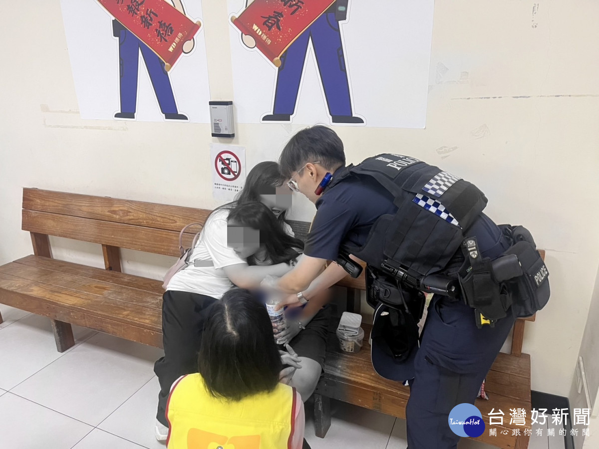 女童攜玩具怕責備迷途，壢警團隊兵分五路助團圓 。 　