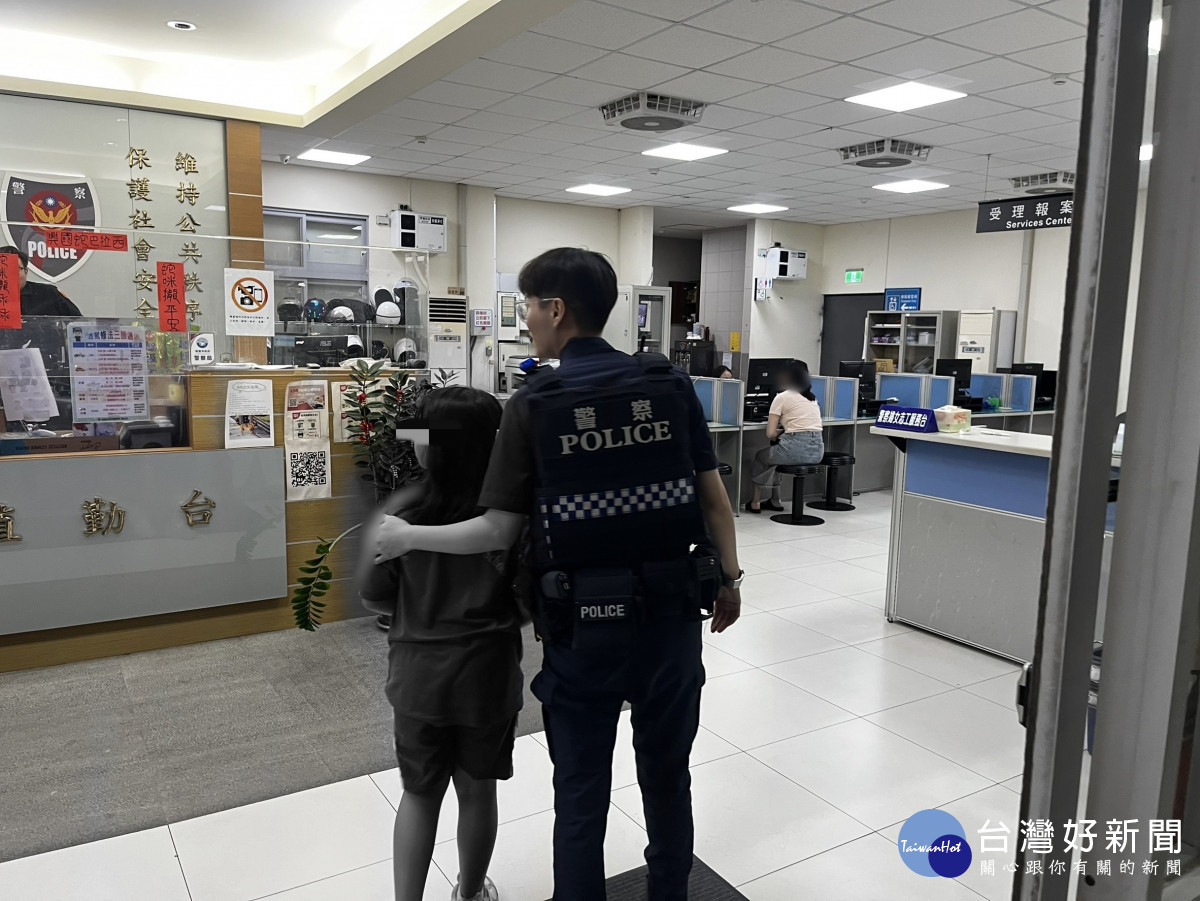 女童攜玩具怕責備迷途，壢警團隊兵分五路助團圓 。 　