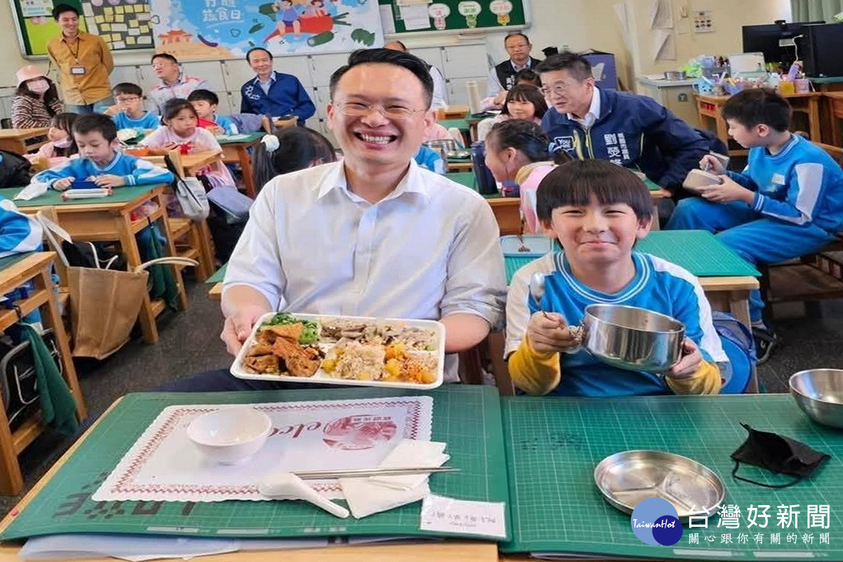 桃園市副市長蘇俊賓於食農教育中和小朋友共同用餐。<br />
