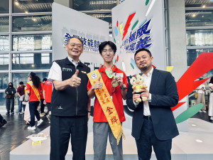 桃竹苗分署漆作裝潢選手謝秉諺（中）勇奪金牌，與部長洪申翰（右）及分署長賴家仁（左）合影。