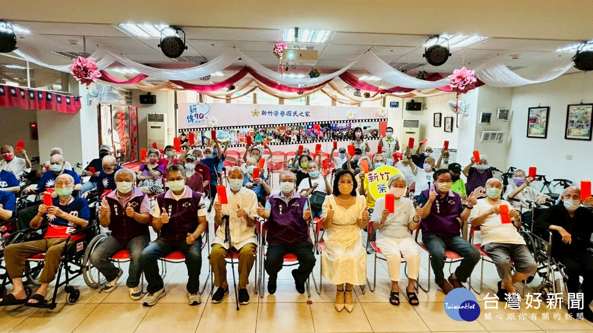 長輩高舉祝壽金，感謝善緣慈善基金會的關懷。