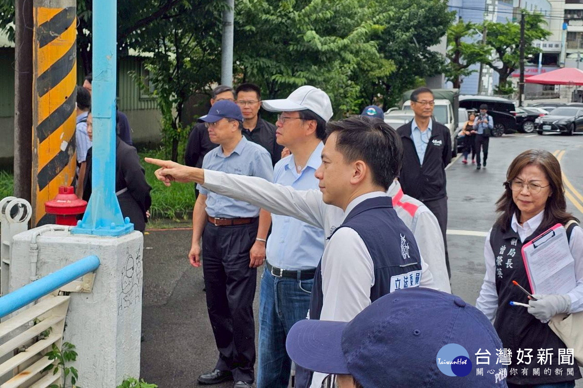 立法委員牛煦庭與桃園市長張善政一起現勘「桃園捷運棕線計畫」沿線工程。