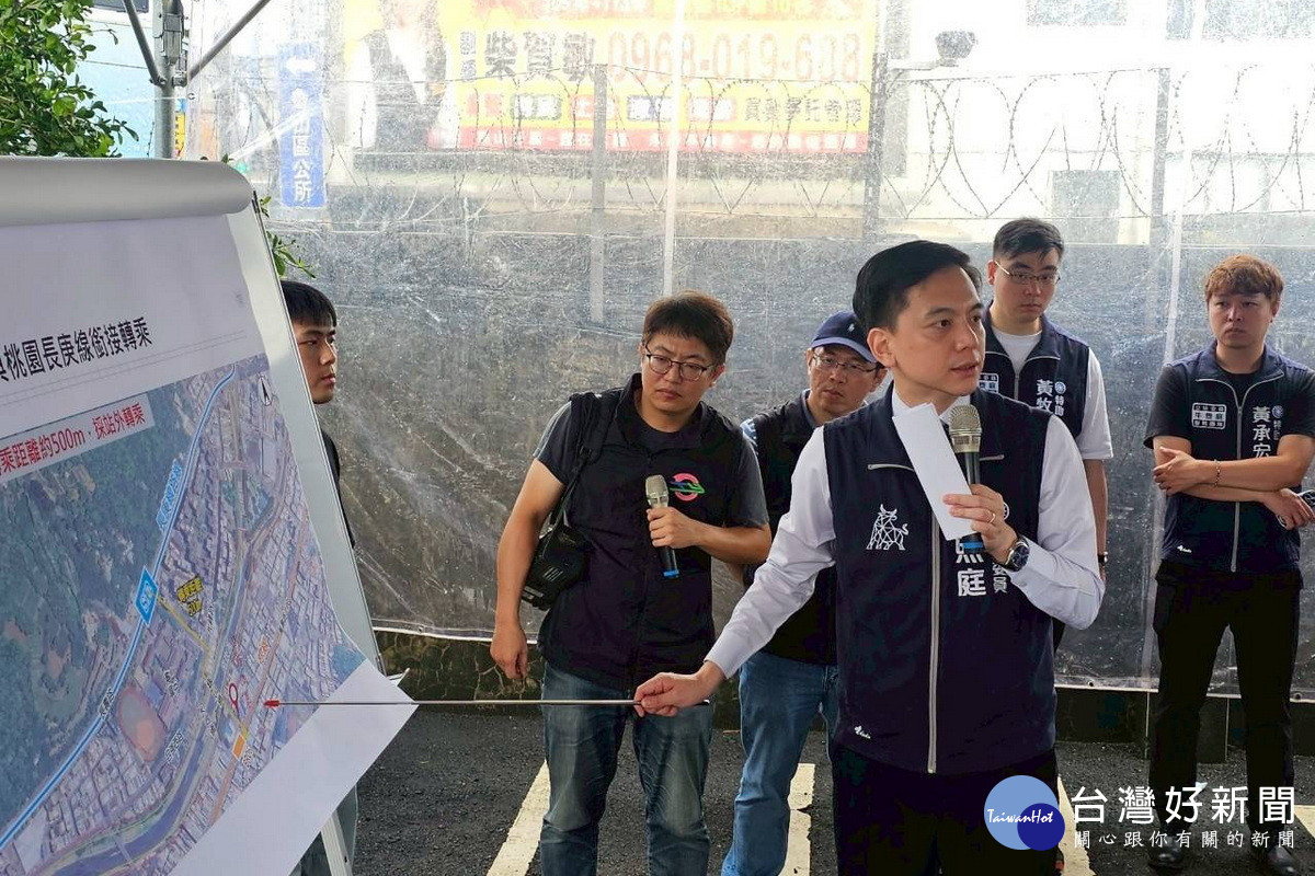 立法委員牛煦庭說明「桃園捷運棕線計畫」爭取經費及長庚線銜接轉乘。<br />
