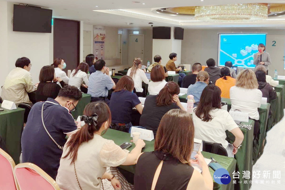 簡歆瑜於敏盛醫療50週年慶分享以ESG行動詮釋企業永續力。