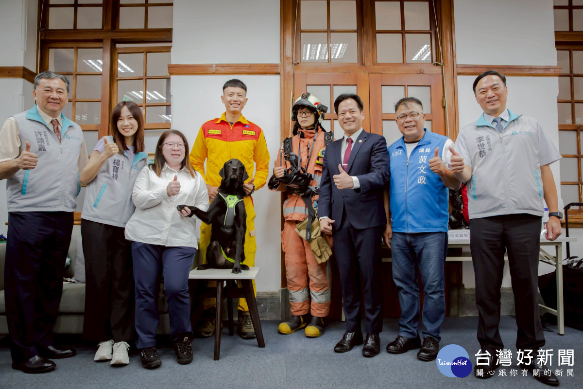 代理市長邱臣遠、市議員黃文政、徐美惠等與Clay。