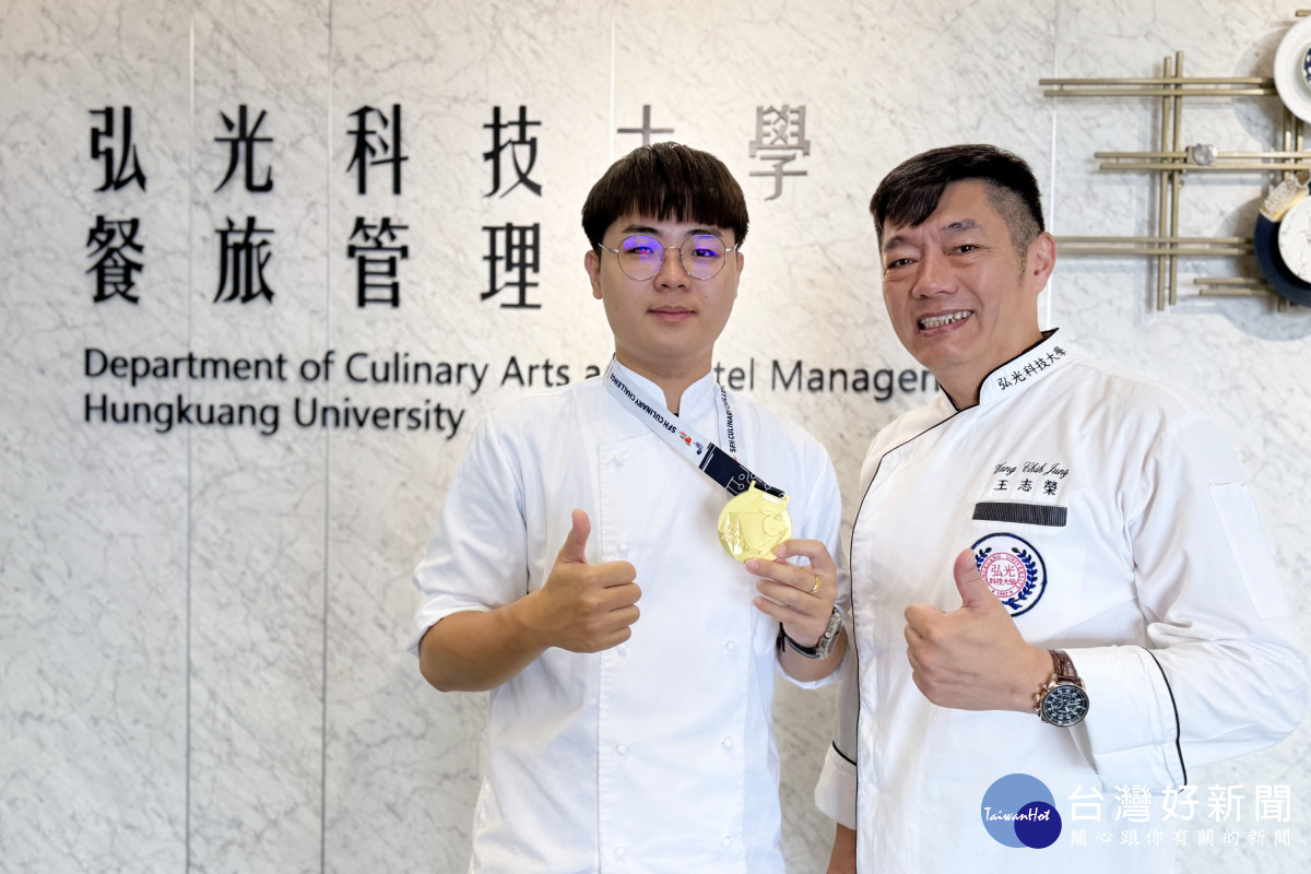 餐旅系大二學生高承洋(左)奪得西式海鮮滿分金牌，感謝老師王志榮(右)的指導。