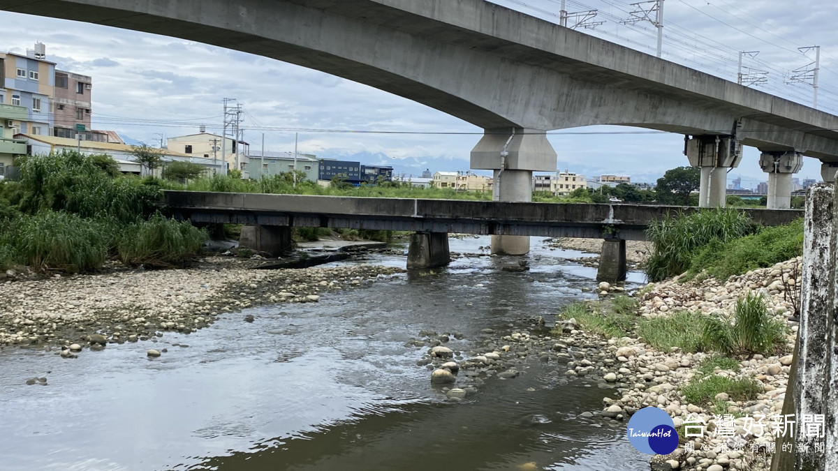 烏橋橋底高不足、橋梁長度不符規範，影響通洪與防洪安全。