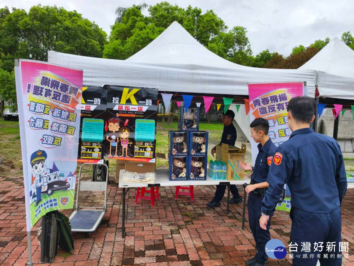 集集分局響應活動，並藉機實施「反幫派」、「反吸毒」、反霸凌」、「反暴力」、「反援交」等主題宣導。（集集警分局提供）
