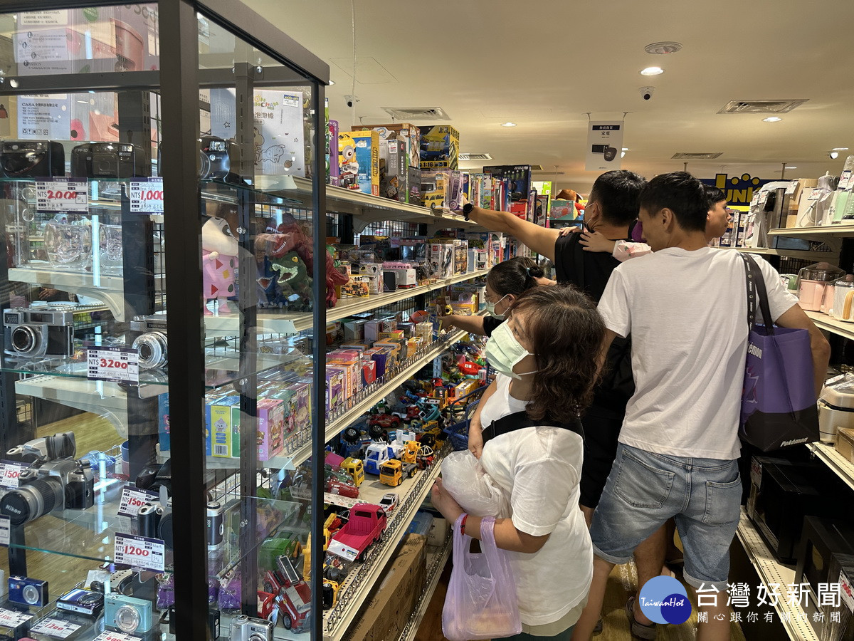 服飾皮包公仔玩偶都是搶手貨。（記者扶小萍攝）