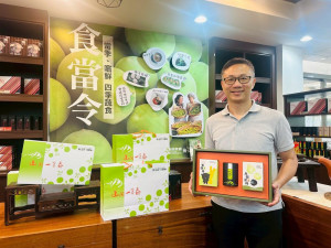 信義鄉農會總幹事黃志騰推薦最新「山間一簍春」的茶梅禮盒，以在地產的茶跟梅展現特色，同時帶入健康及低碳概念。(圖/記者賴淑禎攝)