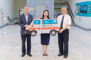 桃園市副市長王明鉅2出席「汰舊救護車再利用捐贈蒙古國儀式」與貴賓合影。