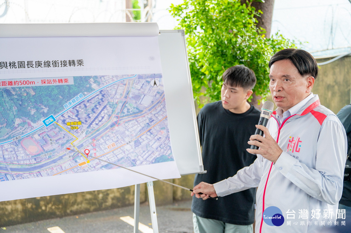 桃市府捷工局長劉慶豐說明長庚線轉乘規畫。<br />
