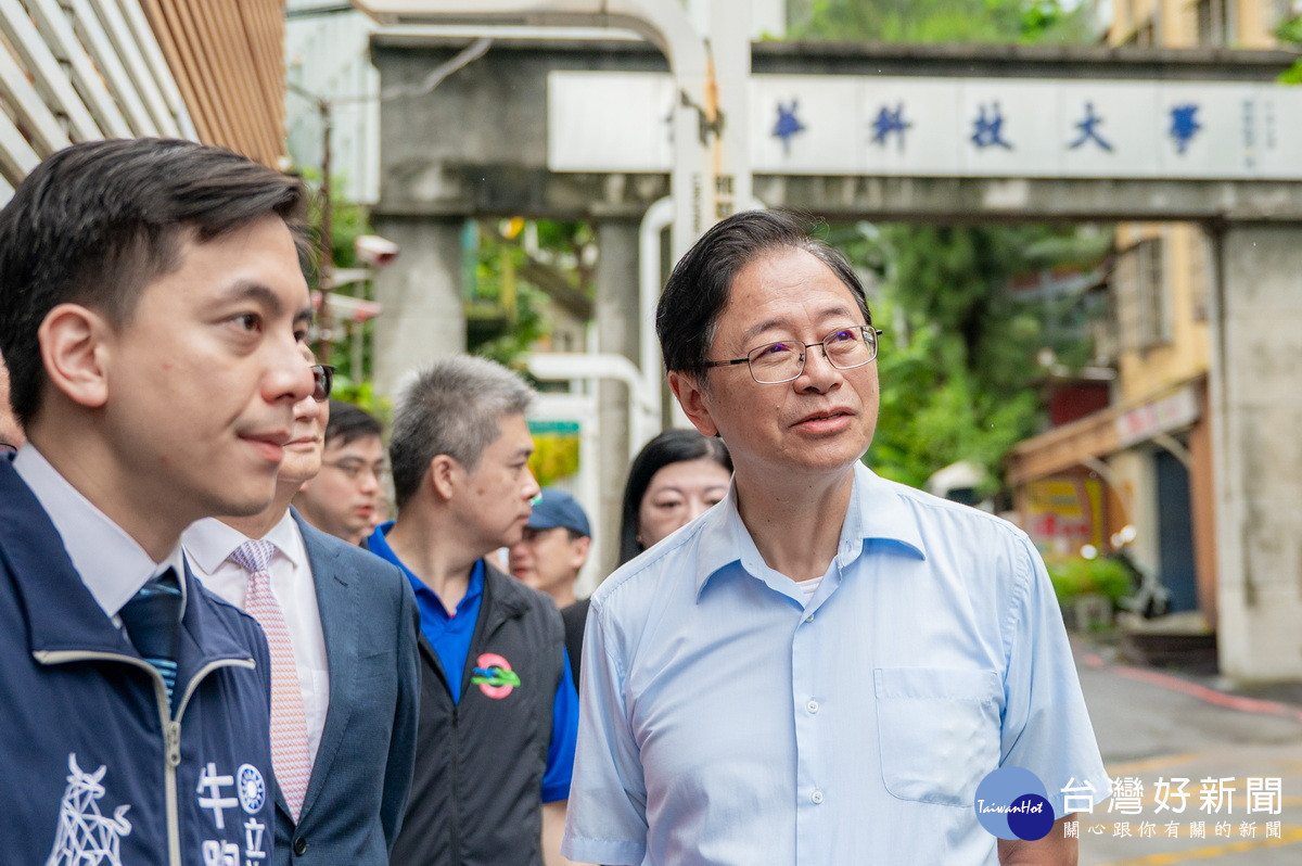 針對棕線BR02站設置高架連通空橋進入龍華科技大學，桃園市長張善政、立委牛煦庭進行現勘。