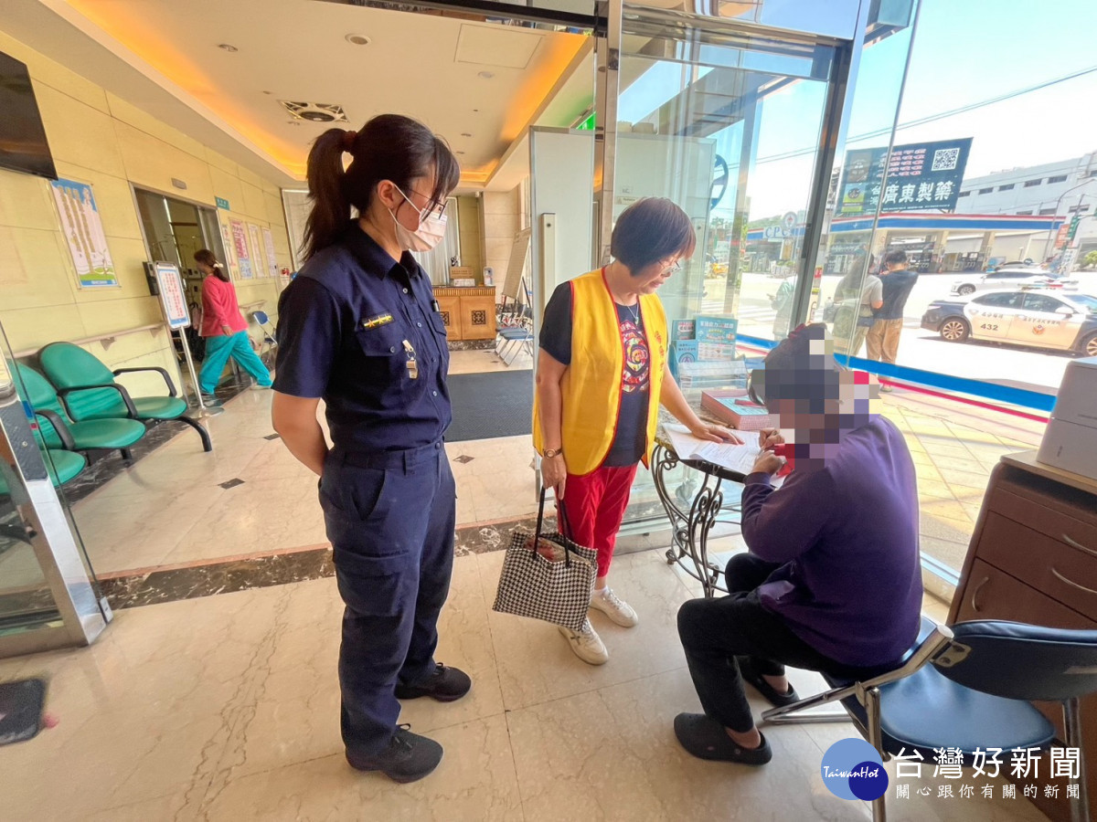 楊梅警偕世大愛心協會關懷重病獨居長者。