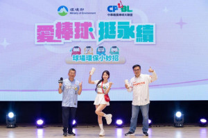韓籍人氣啦啦隊女神李多慧今年受邀擔任資源循環推廣大使，展示身穿2025年中華職棒明星賽「環保紗循環球衣」，上有「Green+CPBL」標籤。（圖／行政院環境部資源循環署）