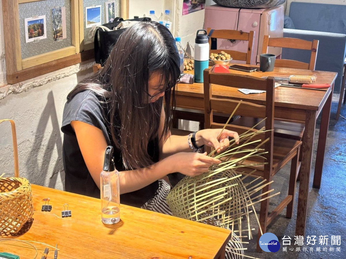 橫山社區發展協會推出「竹的農村生活」工藝體驗營，由社區竹工藝師帶領體驗竹工藝。
