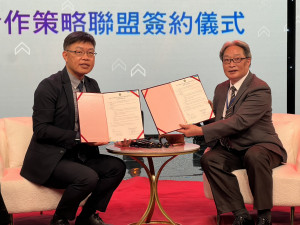 玄奘大學校長簡紹琦（左）與天良董事長詹漢山（右）完成簽約儀式。