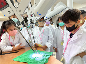 新竹臺大分院小小醫師體驗營結合醫院智慧醫療特色，首度推出重磅級「達文西機械手臂。