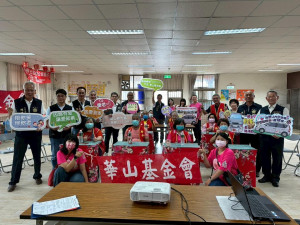 現場人士為長者祈福，並祈求到宅服務車募集順利。
