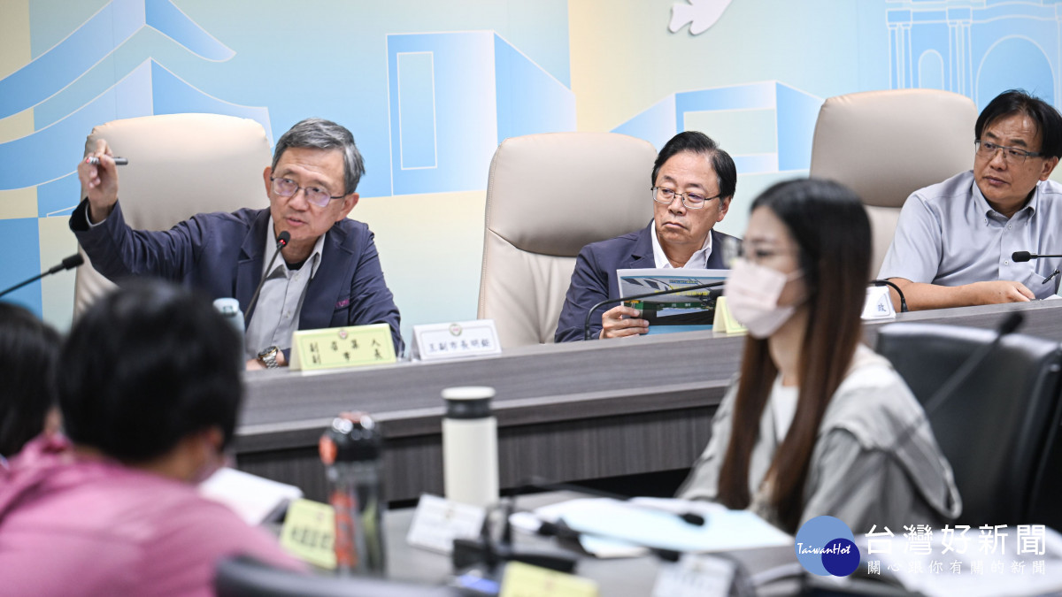 張市長與王副市長聽取簡報。