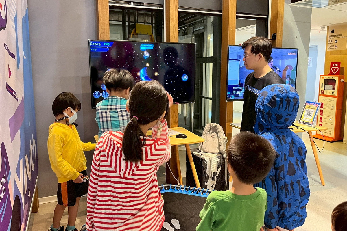 民眾參與宇康醫電的科技跳跳床互動體驗活動，透過趣味遊戲結合健康運動，提升身體協調。