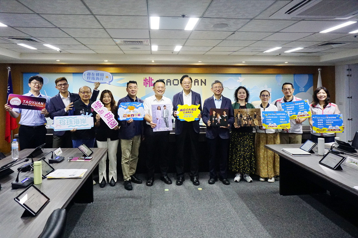 桃園市長張善政主協辦「桃園珍珠海岸國際音樂節」的市府局處長合影。