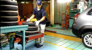 中華汽車運用「職務再設計」改善設備，設計出在腰部高度的貨架，供中高齡員工在取輪胎時，減輕手部及腰部的壓力。