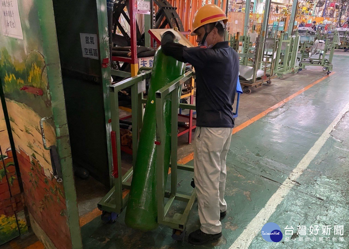 中華汽車為落實「從使用者出發」的職務再設計理念，提供中高齡員工就業輔具，使其降低工作負擔。